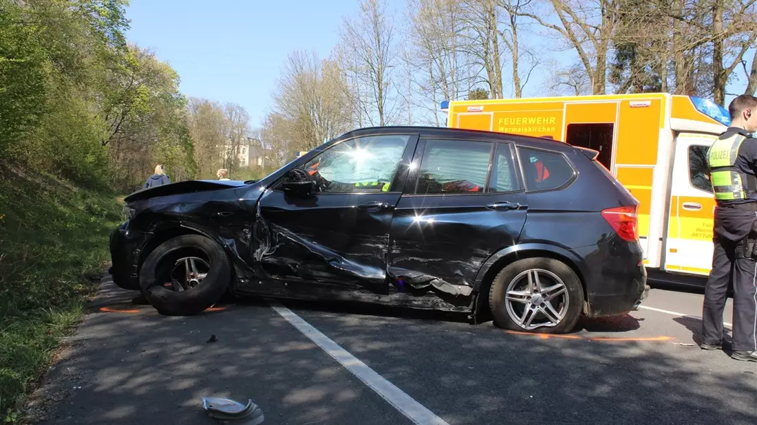 POL-RBK: Wermelskirchen - Fahrer durch tiefstehende Sonne geblendet - eine Verletzte und hoher Sachschaden - Bild: presseportal.de