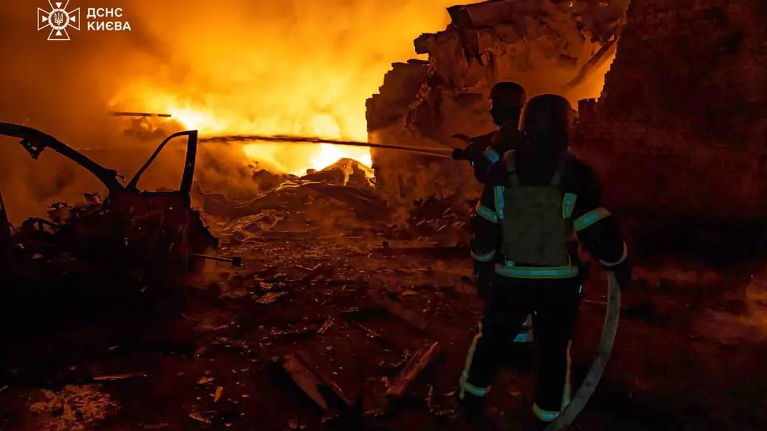 Feuerwehrleute löschen einen Brand in Kiew nach russischen Angriffen. - Bild: Uncredited/Ukrainian Emergency Service via AP/dpa