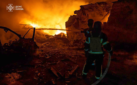 Feuerwehrleute löschen einen Brand in Kiew nach russischen Angriffen. - Foto: Uncredited/Ukrainian Emergency Service via AP/dpa