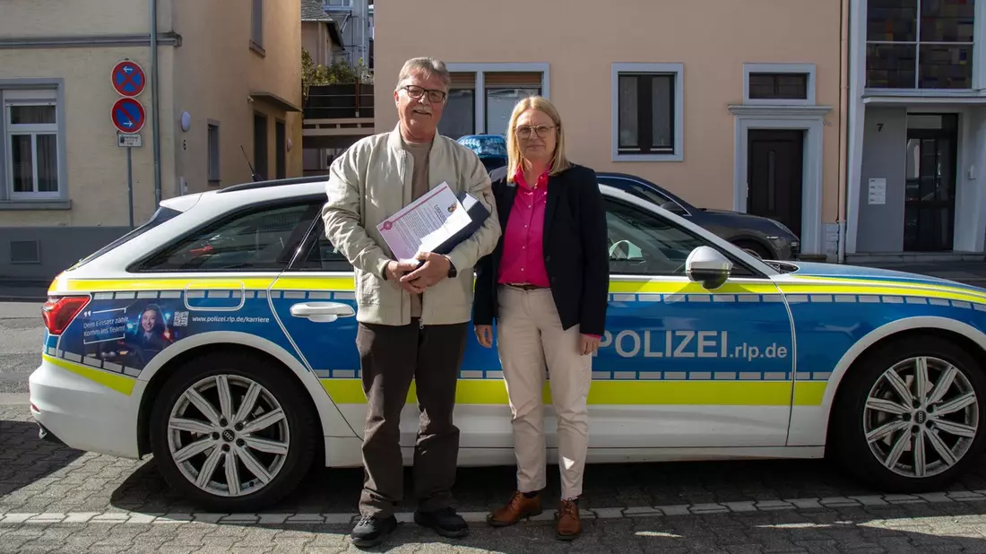 POL-PPTR: Anja Rakowski bedankt sich für Zivilcourage im Sinne der Kampagne Wer nichts tut, macht mit - Bild: presseportal.de