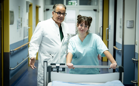 Zsa Zsa Hansen Karsten Speck Die Spreewaldklinik - Foto: Joyn/Claudius Pflug, presseportal.de