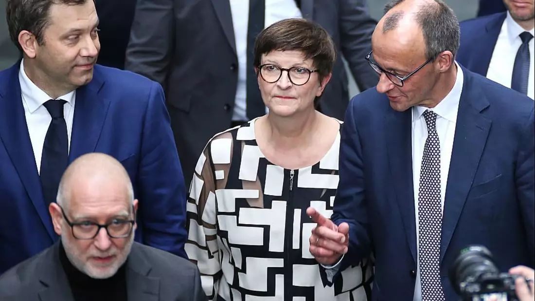 Saskia Esken, Lars Klingbeil und Friedrich Merz am 09.04.2025 - Bild: über dts Nachrichtenagentur