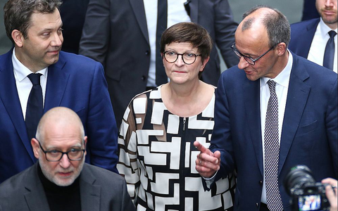 Saskia Esken, Lars Klingbeil und Friedrich Merz am 09.04.2025 - Foto: über dts Nachrichtenagentur