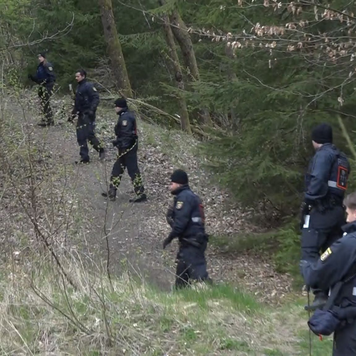 Schon mehrfach hat die Polizei Gelände um Weitefeld abgesucht. (Archivbild) - Foto: Andreas Winkler/dpa /dpa