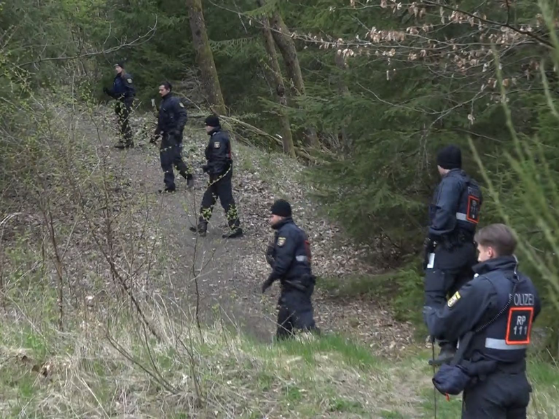 Schon mehrfach hat die Polizei Gelände um Weitefeld abgesucht. (Archivbild).  - Foto: Andreas Winkler/dpa /dpa