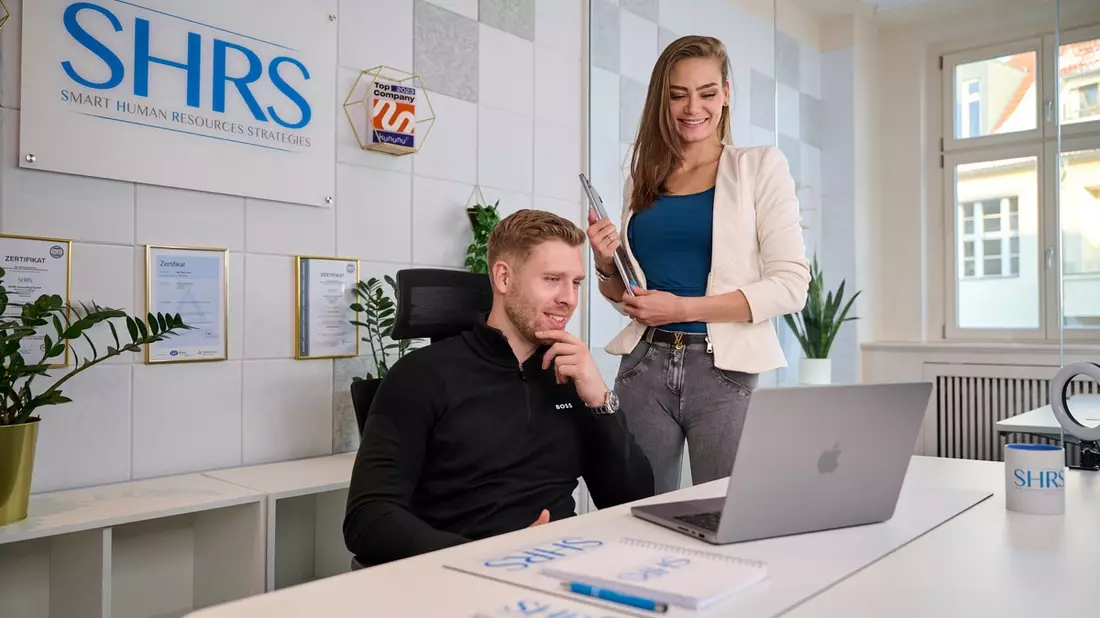 SHRS Consulting GmbH: Door-to-Door-Experten Sabrina Nennemann und Fabian Durek erklären, warum sich ein Coaching immer lohnt - Bild: presseportal.de