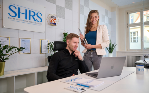 SHRS Consulting GmbH: Door-to-Door-Experten Sabrina Nennemann und Fabian Durek erklären, warum sich ein Coaching immer lohnt - Foto: presseportal.de