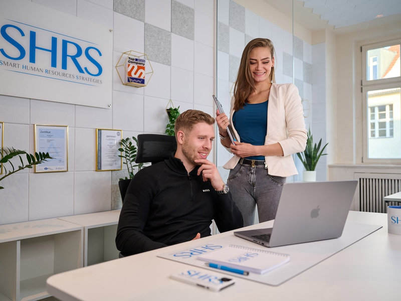 SHRS Consulting GmbH: Door-to-Door-Experten Sabrina Nennemann und Fabian Durek erklären, warum sich ein Coaching immer lohnt - Foto: presseportal.de