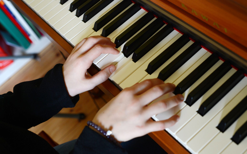 Die Zahl der Hobbymusikerinnen und -musiker in Deutschland hat zugenommen. Das hat eine Studie ergeben. Klavier spielen ist dabei besonders beliebt.  - Foto: Jens Kalaene/ZB/dpa