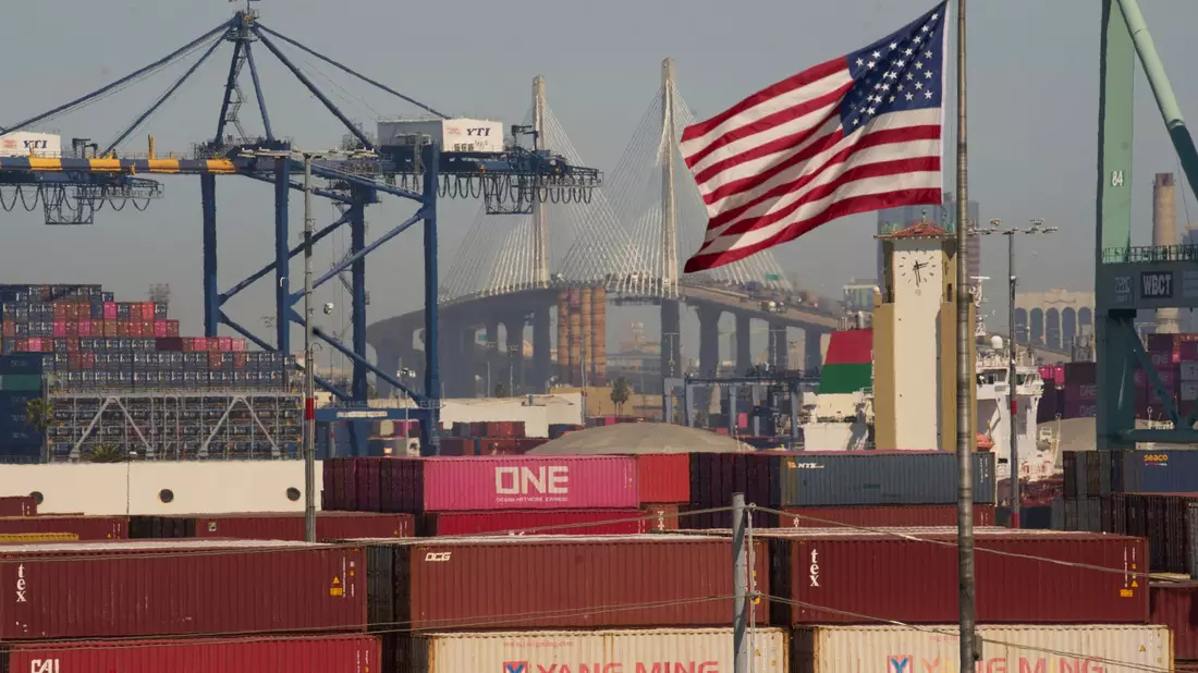 Die EU will die geplanten Gegenzölle auf US-Produkte vorerst nicht in Kraft setzen.  - Bild: Damian Dovarganes/AP/dpa