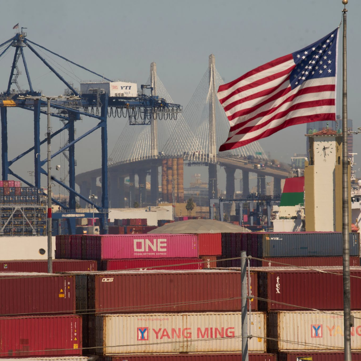 Die EU will die geplanten Gegenzölle auf US-Produkte vorerst nicht in Kraft setzen.  - Foto: Damian Dovarganes/AP/dpa