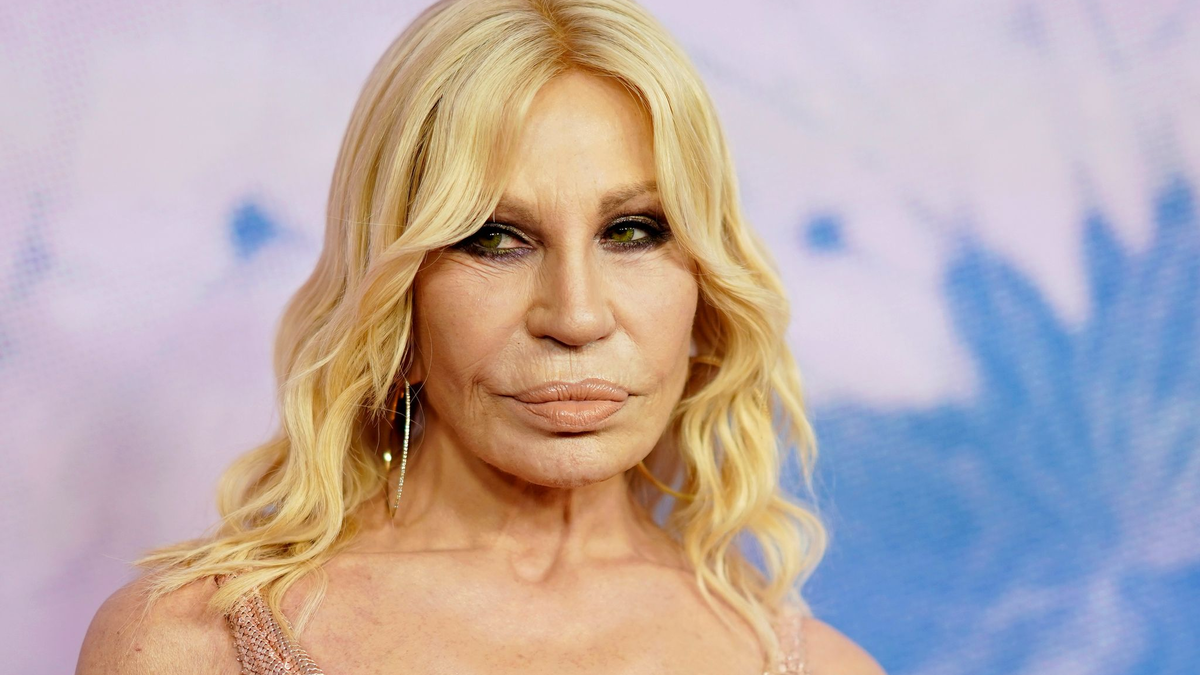Prada kauft für 1,25 Milliarden Euro Versace, hier die langjährige Kreativchefin Donatella Versace. (Foto: Archiv) - Foto: Jordan Strauss/Invision/AP/dpa