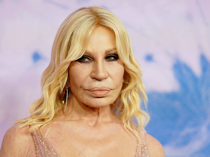 Prada kauft für 1,25 Milliarden Euro Versace, hier die langjährige Kreativchefin Donatella Versace. (Foto: Archiv) - Foto: Jordan Strauss/Invision/AP/dpa