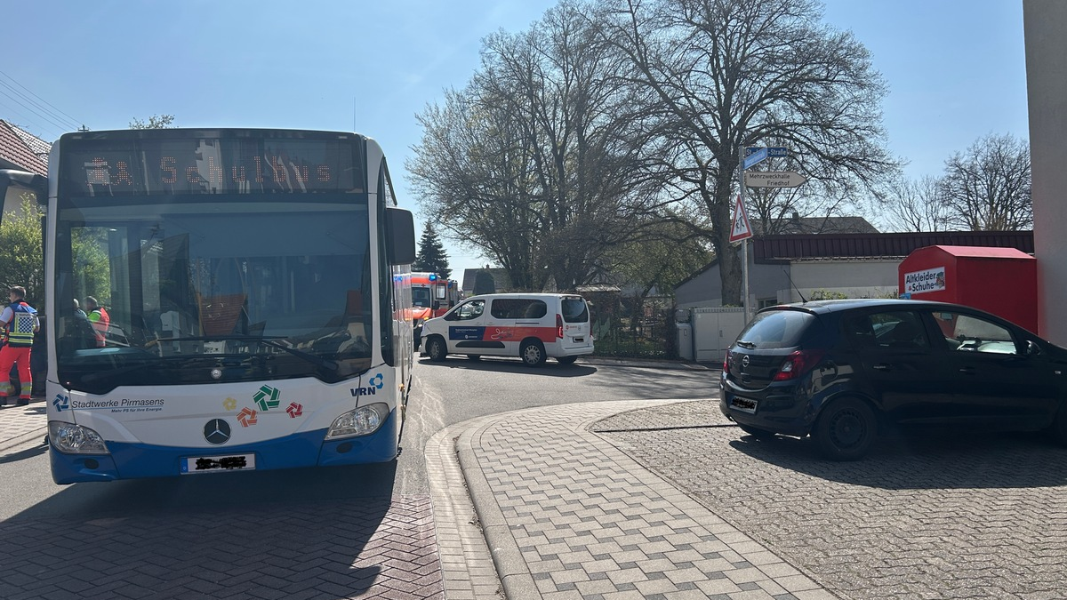 POL-PDPS: Pkw stößt mit Schulbus zusammen - Mehrere Kinder verletzt - Foto: presseportal.de