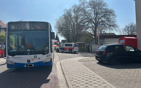 POL-PDPS: Pkw stößt mit Schulbus zusammen - Mehrere Kinder verletzt - Foto: presseportal.de