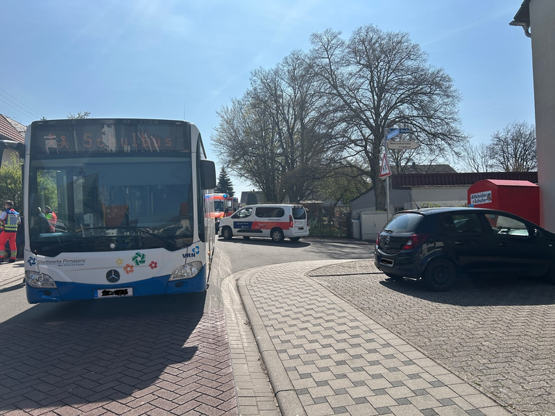 POL-PDPS: Pkw stößt mit Schulbus zusammen - Mehrere Kinder verletzt - Foto: presseportal.de