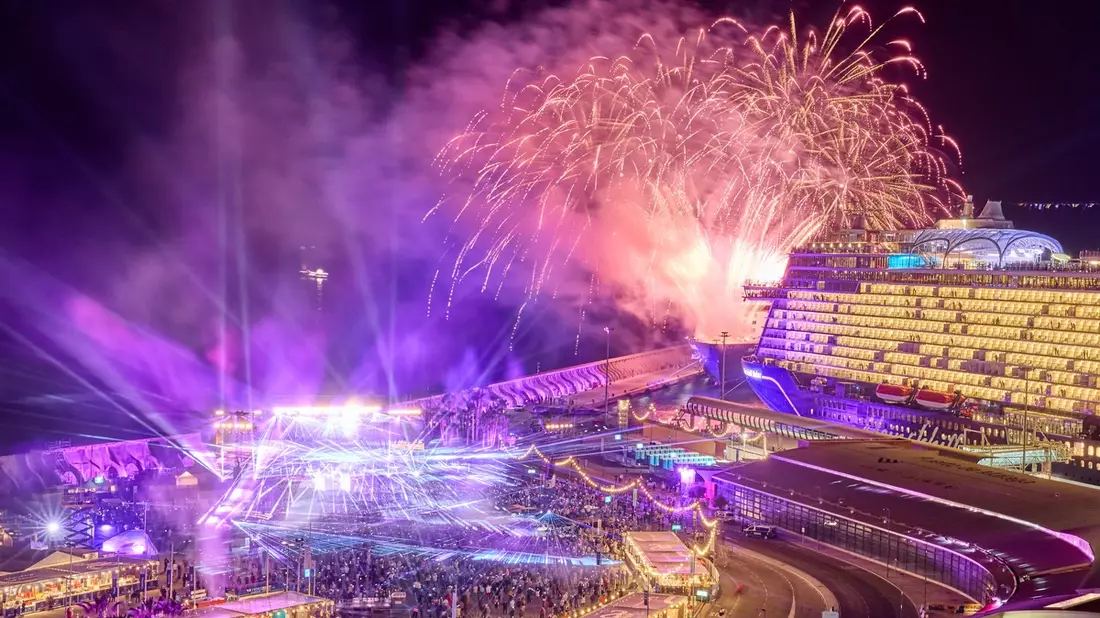 Relaxing rocks: Spektakuläre Taufe der Mein Schiff Relax mit Robbie Williams / Erstmals konnten die Gäste von drei Schiffen der Flotte den feierlichen Moment gemeinsam erleben - Bild: presseportal.de