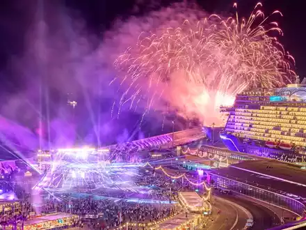 Relaxing rocks: Spektakuläre Taufe der Mein Schiff Relax mit Robbie Williams / Erstmals konnten die Gäste von drei Schiffen der Flotte den feierlichen Moment gemeinsam erleben - Foto: presseportal.de