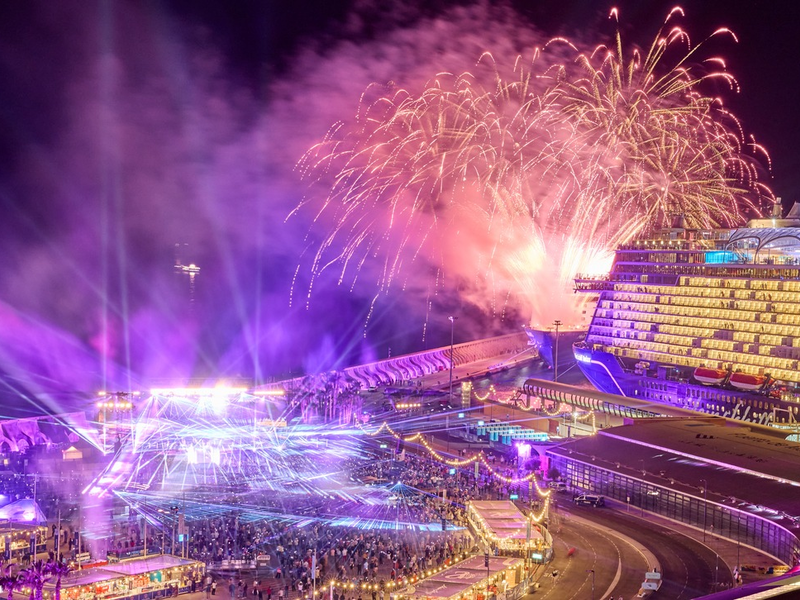 Relaxing rocks: Spektakuläre Taufe der Mein Schiff Relax mit Robbie Williams / Erstmals konnten die Gäste von drei Schiffen der Flotte den feierlichen Moment gemeinsam erleben - Foto: presseportal.de