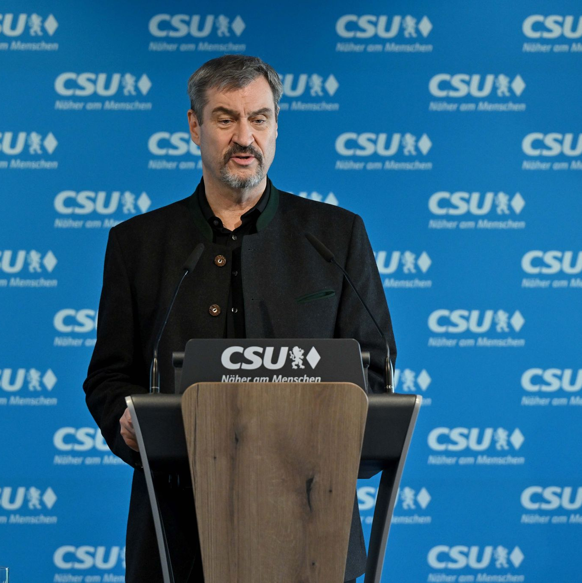 Die CSU hat dem Koalitionsvertrag als erste der drei beteiligten Parteien zugestimmt. - Foto: Peter Kneffel/dpa