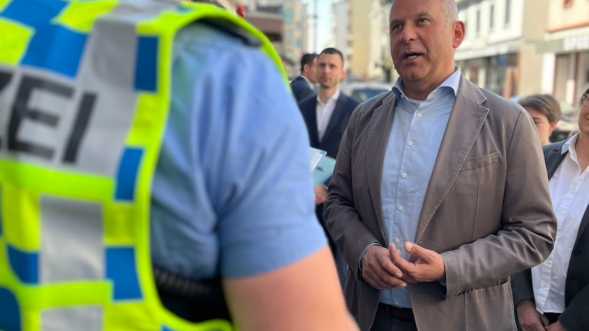 POL-OF: Innenstadtoffensive: Kontrollen führen zu Festnahme und zahlreichen Verstößen - Innenminister Prof. Dr. Roman Poseck begleitet den Einsatz - Foto: presseportal.de