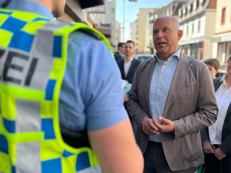 POL-OF: Innenstadtoffensive: Kontrollen führen zu Festnahme und zahlreichen Verstößen - Innenminister Prof. Dr. Roman Poseck begleitet den Einsatz - Foto: presseportal.de