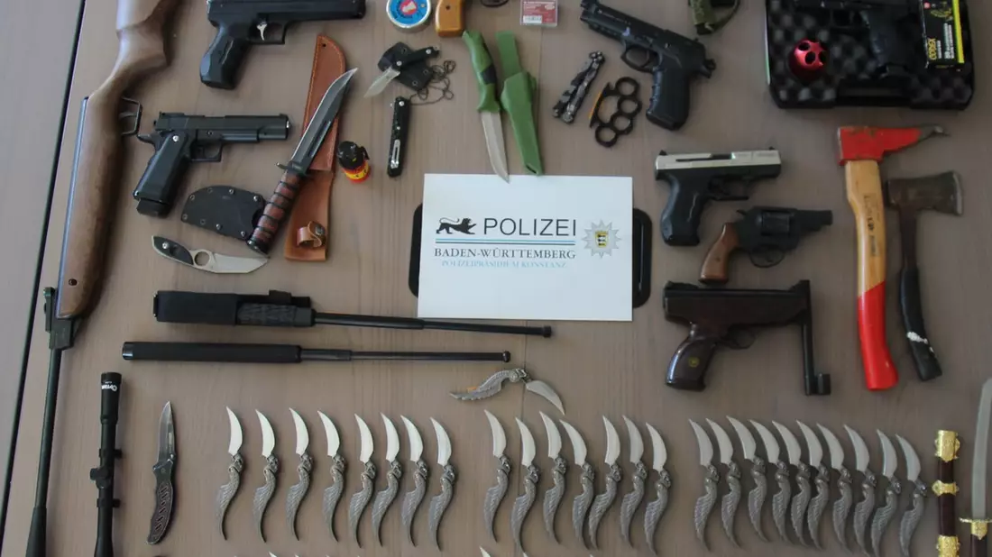 POL-KN: Gemeinsame Pressemitteilung der Staatsanwaltschaft Konstanz und des Polizeipräsidiums Konstanz - Durchsuchungsmaßnahmen nach Ermittlungsverfahren (09.04.2025) - Bild: presseportal.de