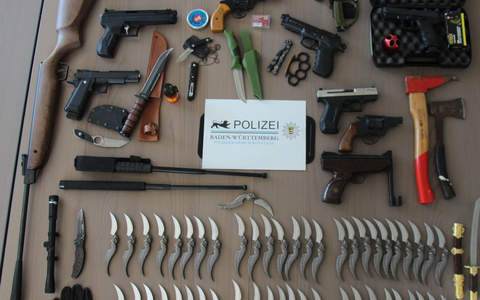 POL-KN: Gemeinsame Pressemitteilung der Staatsanwaltschaft Konstanz und des Polizeipräsidiums Konstanz - Durchsuchungsmaßnahmen nach Ermittlungsverfahren (09.04.2025) - Foto: presseportal.de POL-KN: Gemeinsame Pressemitteilung der Staatsanwaltschaft Konstanz und des Polizeipräsidiums Konstanz - Durchsuchungsmaßnahmen nach Ermittlungsverfahren (09.04.2025) - Foto: presseportal.de