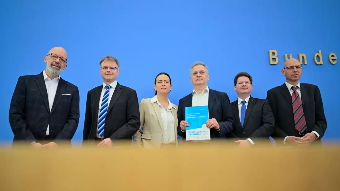 Deutschlands Wirtschaftsprobleme liegen nicht nur in Trumps Zollpolitik - die Fachleute sehen auch noch andere Baustellen. - Bild: Sebastian Christoph Gollnow/dpa