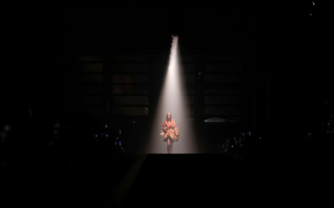 Prada kauft für 1,25 Milliarden Euro Versace, hier die langjährige Kreativchefin Donatella Versace. (Archivbild) - Foto: Luca Bruno/AP/dpa