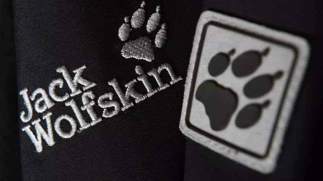 Dem künftigen Besitzer von Jack Wolfskin gehören bereits Marken wie Wilson und Salomon. (Archivbild) - Bild: picture alliance / dpa