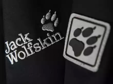 Dem künftigen Besitzer von Jack Wolfskin gehören bereits Marken wie Wilson und Salomon. (Archivbild) - Foto: picture alliance / dpa