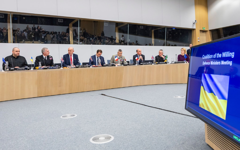 Zum ersten Mal tagt die «Koalition der Willigen» auf Ebene der Verteidigungsminister. - Foto: Geert Vanden Wijngaert/AP/dpa Zum ersten Mal tagt die «Koalition der Willigen» auf Ebene der Verteidigungsminister. - Foto: Geert Vanden Wijngaert/AP/dpa