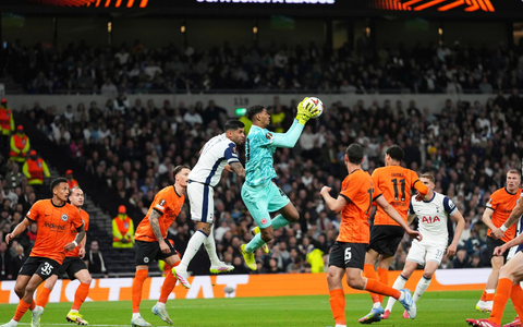 Frankfurts Hugo Ekitiké ließ die mitgereisten Fans früh jubeln. - Foto: Frank Augstein/AP/dpa