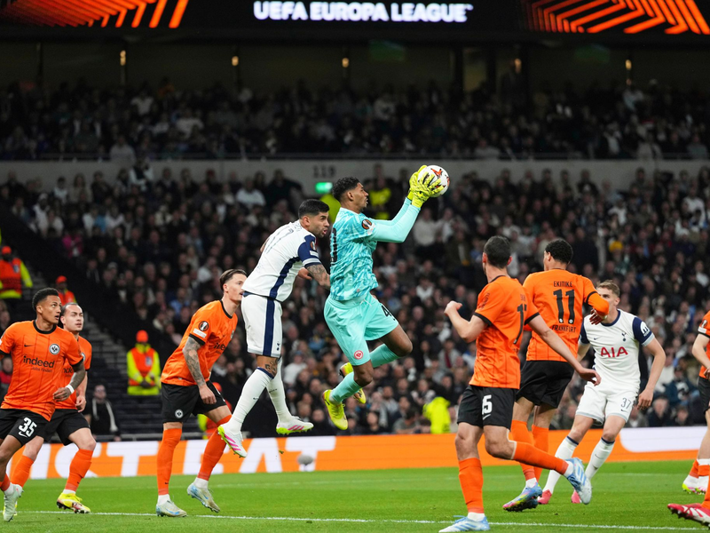 Frankfurts Hugo Ekitiké ließ die mitgereisten Fans früh jubeln. - Foto: Frank Augstein/AP/dpa