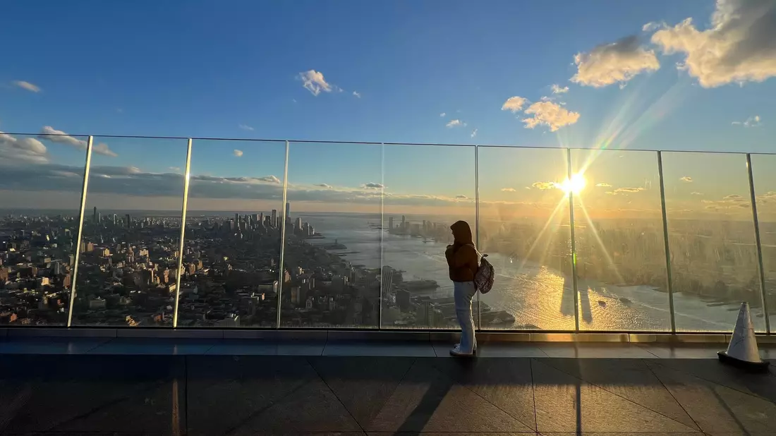 Ein Hubschrauber ist in New York verunglückt.  - Bild: Benno Schwinghammer/dpa