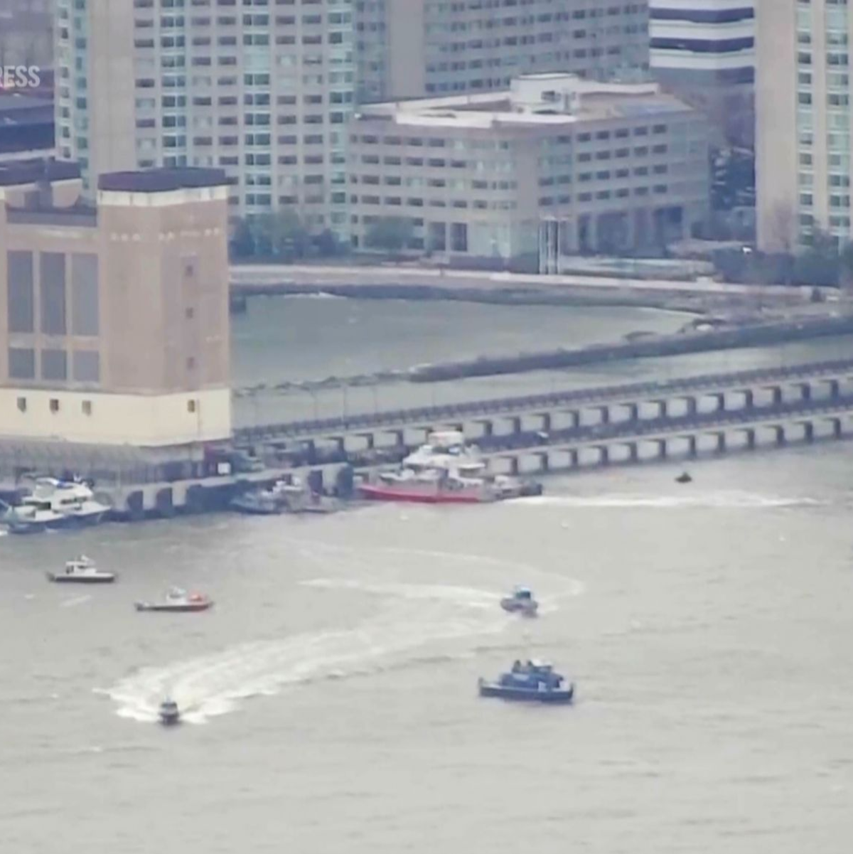 Die ersten Einsatzkräfte waren binnen Minuten vor Ort. - Foto: -/WABC-TV/AP/dpa