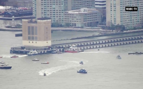 Die ersten Einsatzkräfte waren binnen Minuten vor Ort. - Foto: -/WABC-TV/AP/dpa