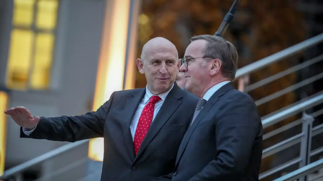 Geleitet wird das Treffen in Brüssel von Pistorius (r) und dem britischen Verteidigungsminister John Healey. (Archivbild) - Bild: Kay Nietfeld/dpa