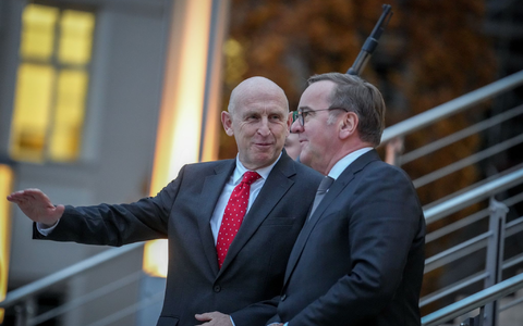 Boris Pistorius (r.) wird das Treffen der Ukraine-Kontaktgruppe zusammen mit seinem britischen Kollegen John Healey leiten. (Archivbild) - Foto: Kay Nietfeld/dpa