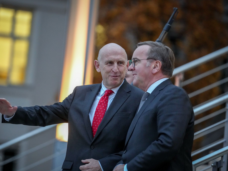 Boris Pistorius (r.) wird das Treffen der Ukraine-Kontaktgruppe zusammen mit seinem britischen Kollegen John Healey leiten. (Archivbild) - Foto: Kay Nietfeld/dpa