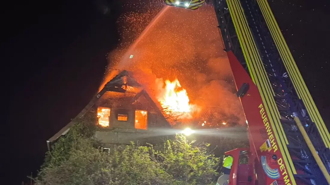 FW-DT: Dachstuhlbrand - Menschenleben in Gefahr - Bild: presseportal.de
