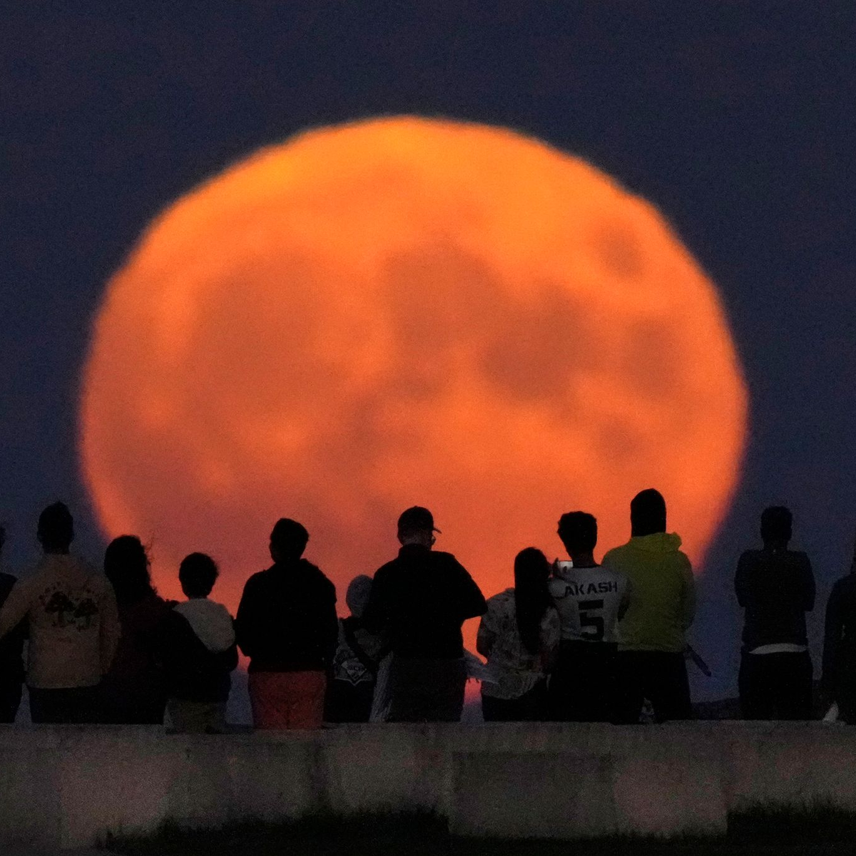 Vollmond über Chicago  - Foto: Charles Rex Arbogast/AP/dpa