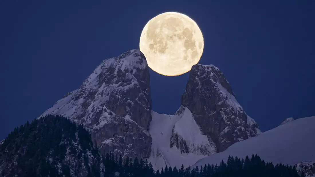 Hoch und höher: Vollmond in der Schweiz  - Bild: Anthony Anex/KEYSTONE/dpa