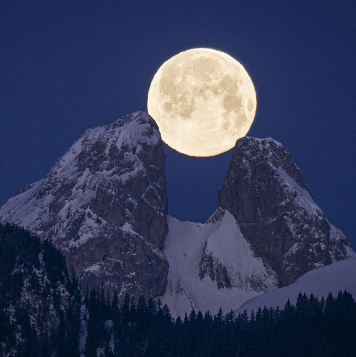 Hoch und höher: Vollmond in der Schweiz  - Foto: Anthony Anex/KEYSTONE/dpa