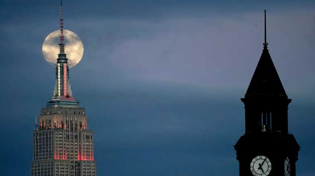 Mond und Zeit - Bild: Julio Cortez/AP/dpa