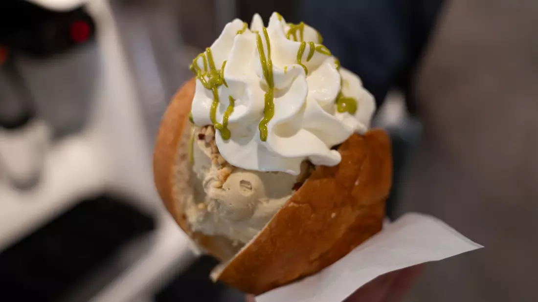 Ein leckerer Sommertrend: Eis in Brioche-Brötchen. - Bild: Markus Lenhardt/dpa