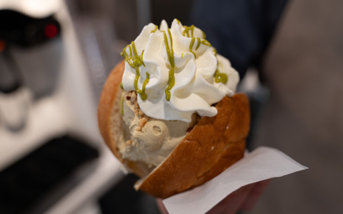 Ein leckerer Sommertrend: Eis in Brioche-Brötchen. - Foto: Markus Lenhardt/dpa