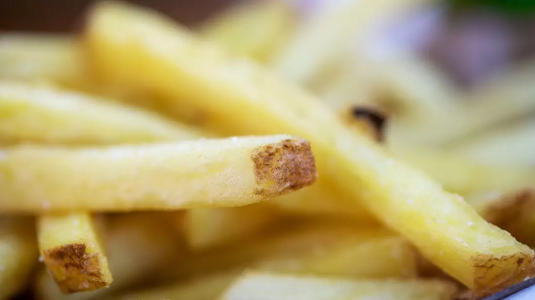 Viele Arfid-Betroffene essen Pommes und sind daher sogar übergewichtig. (Archivbild) - Bild: Fernando Gutierrez-Juarez/dpa/dpa-tmn