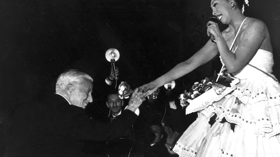 Josephine Baker - hier auf einem Foto aus den 50er Jahren mit Charlie Chaplin. - Bild: -/AP Photo/dpa